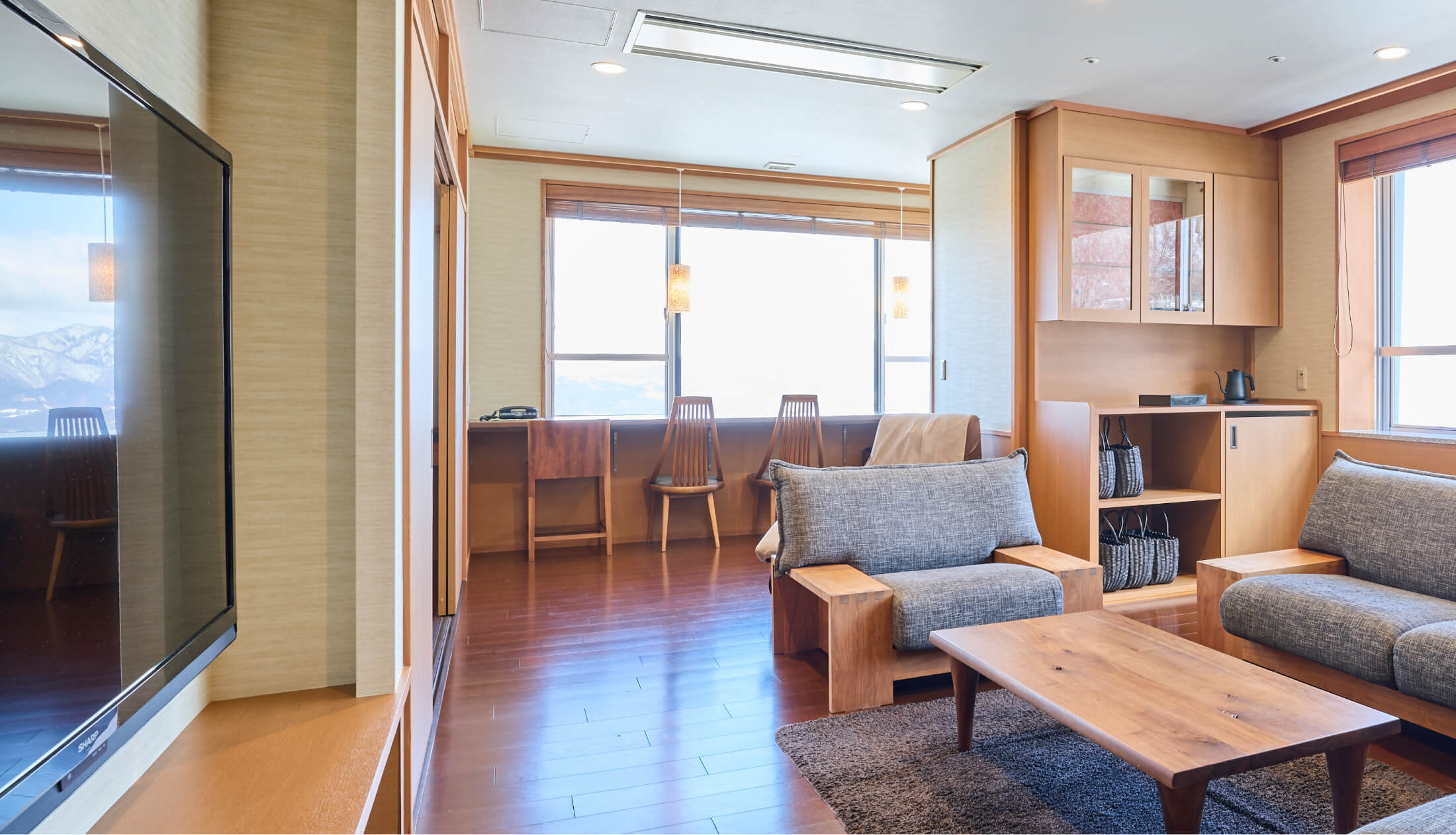 3台の大型テレビ